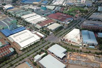 Thủ tục hành chính đang khiến nhiều doanh nghiệp trong KCN tại TP.HCM khốn khổ. Ảnh: Lê Toàn