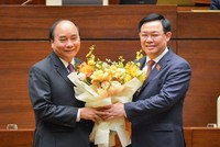 Thủ tướng Nguyễn Xuân Phúc (trái) nhận hoa chúc mừng của Chủ tịch Quốc hội Vương Đình Huệ (Ảnh Quochoi.vn).