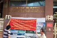 Khách hàng đến trụ sở Công ty Intresco căng băng rôn đòi quyền lợi. 