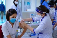 Việt Nam đã thực hiện tiêm vắc-xin phòng Covid-19 tại 19 tỉnh/TP cho 58.037 người là cán bộ, nhân viên y tế đang trực tiếp điều trị bệnh nhân Covid-19.