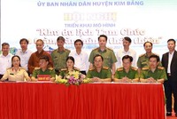 Đại diện các đơn vị ký giao ước phối hợp xây dựng Khu du lịch Tam Chúc bảo đảm an toàn, văn minh, thân thiện.