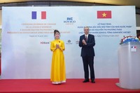 Đại sứ Cộng hòa Pháp tại Việt Nam Nicolas Warnery trao Huân chương Bắc đẩu Bội tinh cho bà Nguyễn Thị Phương Thảo.