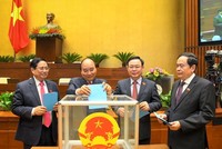 Các vị Ủy viên Bộ Chính trị, Ủy viên Ban Bí thư được phân bổ đồng đều theo 8 khu vực trên cả nước (Trong ảnh, lãnh đạo nhà nước bỏ phiếu kiện toàn nhân sự tại kỳ họp thứ 11 của Quốc hội khoá XIV - Ảnh: Quochoi.vn)