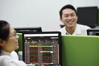 Thị giá cổ phiếu ngân hàng tăng cao mang lại niềm vui cho cổ đông, nhà đầu tư