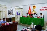 Bộ trưởng Bộ Kế hoạch và Đầu tư Nguyễn Chí Dũng (ngồi giữa) nghe báo cáo tiến độ thực hiện Dự án 3