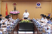 Thứ trưởng Bộ Y tế Nguyễn Trường Sơn phát biểu tại cuộc họp.