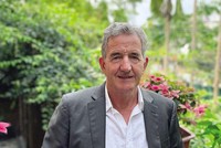 Ông Raymond Mallon là chuyên gia kinh tế cao cấp đã sống tại Việt Nam từ năm 1991