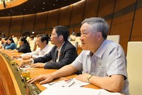 Đại biểu Quốc hội bấm nút thông qua nghị quyết tại kỳ họp thứ 11.