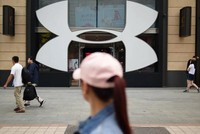 Theo Ủy ban chứng khoán và sàn giao dịch Mỹ, việc sử dụng các chiêu thức để kích doanh số tăng cao đã đẩy Under Armour vào trạng thái phát triển không ổn định và chạy theo mục tiêu lợi nhuận các quý. Ảnh: AFP