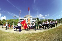Lễ chào cờ tại đảo Song Tử Tây. Ảnh: H.H