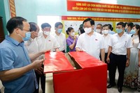 Chủ tịch Quốc hội Vương Đình Huệ kiểm tra công tác chuẩn bị bầu cử tại Tuyên Quang (Ảnh TC).