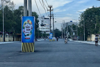 Những cây cột điện nằm trơ trơ, án ngữ giữa tim đường hơn 1 năm qua nhưng chưa được di chuyển