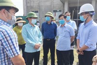 Phó chủ tịch UBND tỉnh Quảng Bình Phan Mạnh Hùng (thứ hai bên trái ảnh) đi kiểm tra thực địa tại dự án Thoát nước và Vệ sinh môi trường đô thị Ba Đồn.