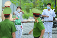 Phó Thủ tướng cũng mong muốn lực lượng cán bộ, y bác sĩ Bệnh viện Bệnh Nhiệt đới Trung ương vững lòng, tiếp tục đoàn kết, đồng sức đồng lòng, vượt qua giai đoạn khó khăn 