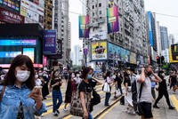 Người dân đeo khẩu trang phòng dịch Covid-19 tại Hong Kong. Ảnh: AFP/TTXVN