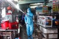 Lực lượng chuyên môn tiến hành phun khử khuẩn toàn bộ khu vực chợ Đống Đa