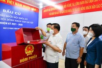 Bí thư Thành ủy Đinh Tiến Dũng kiểm tra hòm phiếu ở Khu vực bỏ phiếu tại Chung cư N014 (phường Định Công, quận Hoàng Mai).