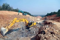 Thi công nền đường tại cao tốc Bắc - Nam phía Đông, đoạn Cam Lộ - La Sơn.