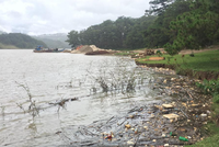 Lòng hồ chứa Đan Kia bị ô nhiễm và bồi lắng nghiêm trọng. Ảnh: M.P