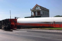 Chở cánh quạt gió dài hơn 70m, xe siêu trường siêu trọng bị lật tại địa phận Quảng Bình
