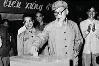 Chủ tịch Hồ Chí Minh bỏ phiếu bầu cử đại biểu Hội đồng Nhân dân tại khu phố V, hòm phiếu số 6, đơn vị bầu cử 1, tiểu khu 1, khu phố Ba Đình (Hà Nội) vào ngày 27/4/1969 Ảnh: TTXVN