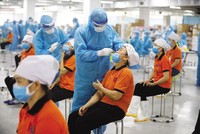 Xét nghiệm Covid-19 cho người lao động tại Khu công nghiệp Quang Châu (Bắc Giang)