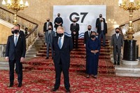 Thủ tướng Anh Boris Johnson (giữa) và Ngoại trưởng Anh Dominic Raab (bìa trái) chụp ảnh cùng các đại biểu tại Cuộc họp ngoại trưởng G7 tổ chức tại London vào ngày 5/5/2021. Ảnh: AFP