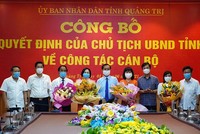Chủ tịch UBND tỉnh Quảng Trị Võ Văn Hưng trao quyết định và tặng hoa chúc mừng các cán bộ được bổ nhiệm.