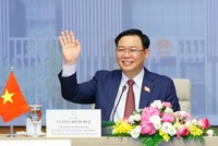 Chủ tịch Quốc hội Vương Đình Huệ hội đàm trực tuyến với Chủ tịch Quốc hội Campuchia Xăm-đéc Hêng Xom-rin (Ảnh TTXVN)