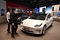 Mẫu xe Model 3 được trưng bày trong một showroom Tesla tại Bắc Kinh. Ảnh: AFP