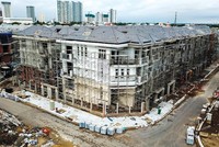 Dự án Green Star Sky Garden của Hưng Lộc Phát ngừng thi công suốt 2 năm qua do vướng đất công xen cài. Ảnh: Trọng Tín 