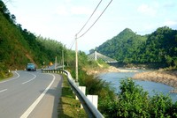 Một đoạn Quốc lộ 9 lên cừa khẩu Lao Bảo.