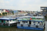 Sà lan vận chuyển hàng hóa trên một tuyến kênh đào khu vực Đồng bằng sông Cửu Long