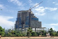 Hạng mục khách sạn 19 tầng tại Dự án Khu du lịch sinh thái Sài Gòn - Bảo Ninh đang xây dựng dở dang.