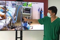 Bệnh nhân Covid-19 tại khu cấp cứu, hồi sức của Bệnh viện Phổi Bắc Giang luôn được bác sĩ Trần Thanh Linh và đồng nghiệp của Bệnh viện Chợ Rẫy theo dõi sát.