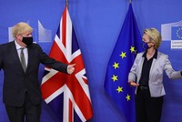 Thủ tướng Anh Boris Johnson (bìa trái) được Chủ tịch Ủy ban châu Âu Ursula von der Leyen chào đón tại tòa nhà Berlaymont, trụ sở EU ở Brussels vào ngày 9/12/2020. Ảnh: AFP