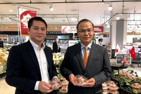 Đại sứ Vũ Hồng Nam (phải) và Tham tán Thương mại Việt Nam tại Nhật Bản Tạ Đức Minh (trái) trong sự kiện quảng bá trái vải Việt Nam tại Nhật Bản