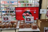 Vải thiều Việt Nam trên kệ hàng hệ thống phân phối tại Pháp.