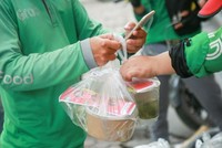 Hà Nội: Shipper bội đơn giao hàng trong mùa dịch COVID-19