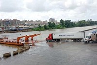 Trung bình mỗi ngày có hơn 100 container hàng hóa xuất khẩu qua Lối mở cầu phao tạm Km3+4 Hải Yên, Móng Cái.