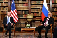 Tổng thống Mỹ Joe Biden (trái) và Tổng thống Nga Vladimir Putin tại hội nghị thượng đỉnh ở Geneva, Thụy Sĩ, ngày 16/6/2021. Ảnh: THX/ TTXVN