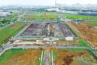 Các doanh nghiệp địa ốc đang ưu tiên đẩy nhanh tiến độ thi công và đảm bảo sức khỏe cho cán bộ, nhân viên hơn là triển khai bán hàng trong đợt dịch này. Ảnh: Trọng Tín