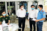 Ông Lê Văn Hẳn, Chủ tịch UBND tỉnh Trà Vinh (thứ hai từ trái qua) kiểm tra chốt phòng chống dịch trên địa bàn