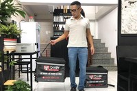 CEO VietSense Travel Nguyễn Văn Tài chuẩn bị đi ship đồ ăn cho thực khách.