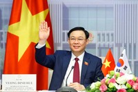 Chủ tịch Quốc hội Vương Đình Huệ tại đầu cầu Nhà Quốc hội Việt Nam.