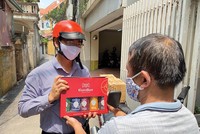 CEO AZA Travel Nguyễn Tiến Đạt đi ship hàng cho khách.