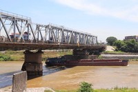 Tĩnh không của cầu Đuống (nối quận Long Biên với huyện Gia Lâm) thấp, ảnh hưởng đến việc đi lại của tàu thuyền. Ảnh: Đỗ Tâm.