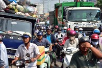 Là tuyến đường trục giao thông quan trọng của TP.HCM, kết nối với các tỉnh Long An và Tiền Giang nhưng Quốc lộ 50 luôn trong tình trạng kẹt cứng vào mỗi dịp lễ, tết. Ảnh: Lê Toàn