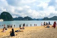 Du lịch Quảng Ninh triển khai nhiều biên pháp bảo đảm an toàn phòng dịch cho du khách tham gia tắm biển. Trong ảnh: Du khách tắm biến tại vịnh Hạ Long.