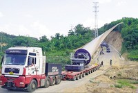 Sẽ có không ít trong số 105 dự án điện gió, dù guồng chân, nhưng vẫn không thể được công nhận vận hành thương mại trước ngày 1/11/2021.Trong ảnh: Vận chuyển cánh điện gió cho Dự án Nhà máy Điện gió Liên Lập (Quảng Trị) Ảnh: Thanh Hương